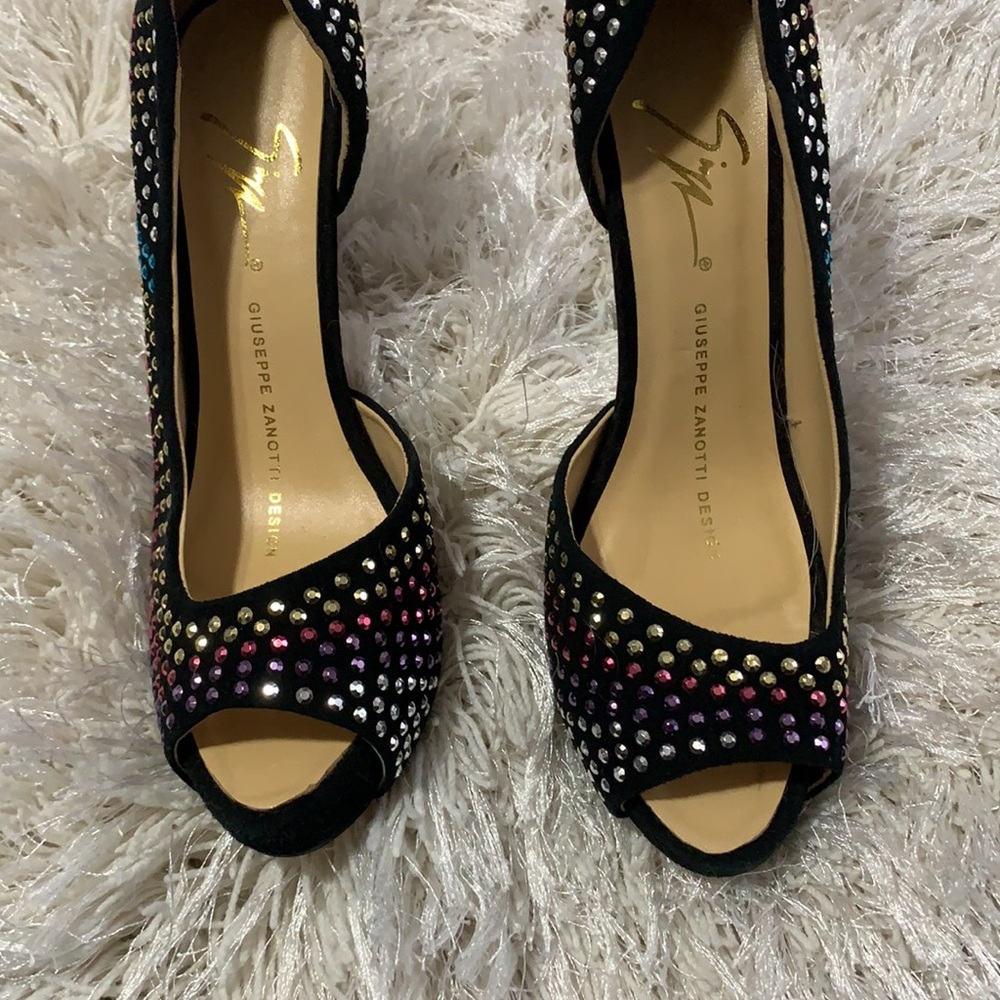 Shoes - Picture 5 of 6